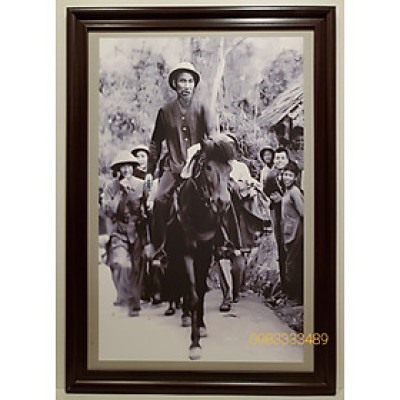 Ảnh gốc đen trắng in dầu- Bác Hồ cưỡi ngựa