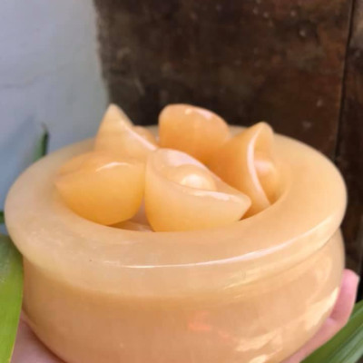Bát Tụ Bảo Thố Tụ Tài Size Trung 13cm Cao 6,5cm Đá Ngọc Hoàng Long gồm 10 Thỏi Vàng Nặng 1,7kg Hợp Anh Chị mệnh Kim Thổ Thủy để bàn làm việc hay bàn thờ Thần Tài may mắn ạ