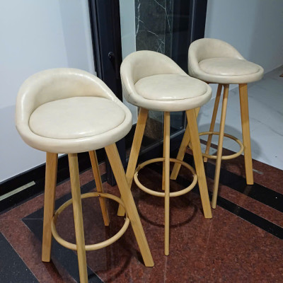 Ghế quầy bar màu nâu CB2130-P Ghế đảo bếp nệm bọc PVC màu nâu xoay 360 độ lưng tựa thấp có chân sắt sơn giả gỗ