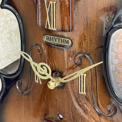 Đồng hồ Rhythm Musical 4MHA03WD06 – KT 17.8 x 48.7 x 7.0cm. Vỏ gỗ. Dùng PIN.