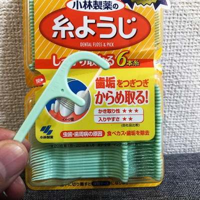 Set 60 chiếc tăm chỉ nha khoa Kobayashi, giúp lấy đi những thức ăn thừa lưu bám ở kẽ răng, chân nướu - nơi mà bàn chải đánh răng không thể chạm đến được - nội địa Nhật Bản