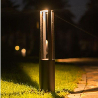 Đèn sân vườn chiếu sáng lối đi ánh sáng vàng hiện đại, tiện dụng.