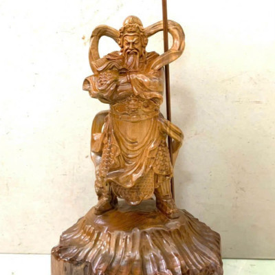 Tượng quan công trấn ải bằng gỗ bách xanh thơm nức kt cao 24×12×7cm 