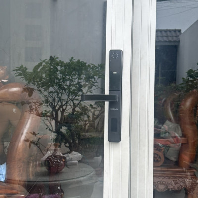 Giải pháp khóa cửa nhôm xingfa, của sắt cổng lùa thông minh qua APP, vân tay, thẻ từ cấp mã từ xa cho homestay neolock neoG7S