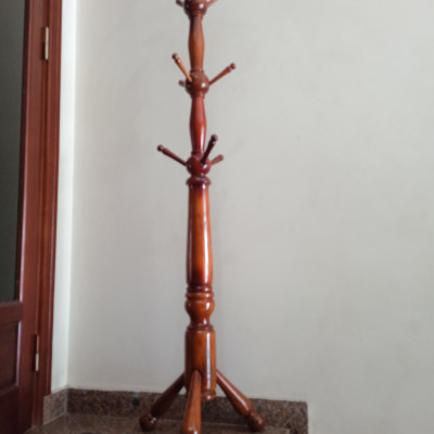 Cây treo quần áo gỗ thân to chân thẳng màu nâu đậm
