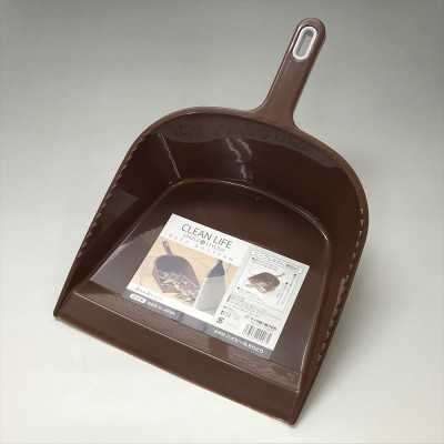 Xẻng hót rác Sanada Seiko, bề mặt xẻng có độ vát giúp dễ dàng lấy sạch rác và bụi bẩn trên bề mặt sàn nhà - nội địa Nhật Bản 