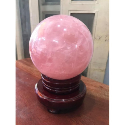 Trái Bi Phong Thủy To Đá Thạch Anh Hồng Tự Nhiên Đế Gỗ nhung đẹp tài Lộc nặng 2,8kg Cả Đế size Cao 19cm x đk 12cm Hợp Anh Chị Mệnh Hỏa mệnh Thổ đặt trên bàn nhà , công ty, cửa hàng, bàn thờ Thần Tài may mắn ạ