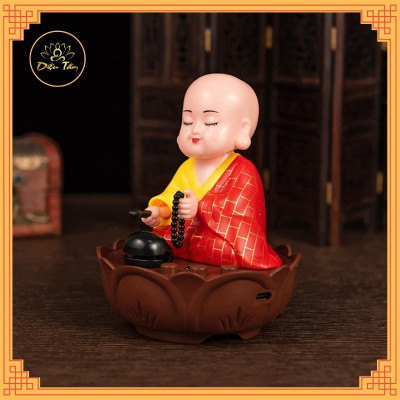 Tượng chú tiểu tụng kinh gõ mõ sạc pin type C có nhạc có đèn trang trí xe hơi, phong thủy, bàn làm việc đồ thờ cúng shop Diệu Tâm -chú tiểu có nhạc