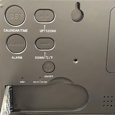 Đồng hồ Rhythm LCW017BR02- Kt 35.6 x 16.0 x 2.6cm, 638g. Vỏ nhựa. Dùng Pin.