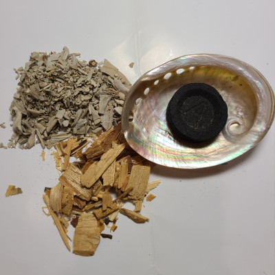 Combo Vỏ ốc xà cừ + 20gr vụn xô thơm + 10 viên than