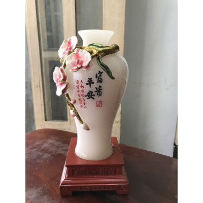 Chiếc Bình Hoa PHÚ QUÝ TRẮNG TINH TRẠM CÀNH HOA ĐÀO ĐẦY BÔNG QUÁ ĐẸP SIZE VỪA CAO 28CM X ĐK 12CM ĐẾ GỖ TRƯNG TRONG NHÀ CÔNG TY BIỂU TƯỢNG CHO SỰ BÌNH AN GIÀU SANG PHÚ QUÝ HỢP MỆNH KIM MỆNH THỦY ạ