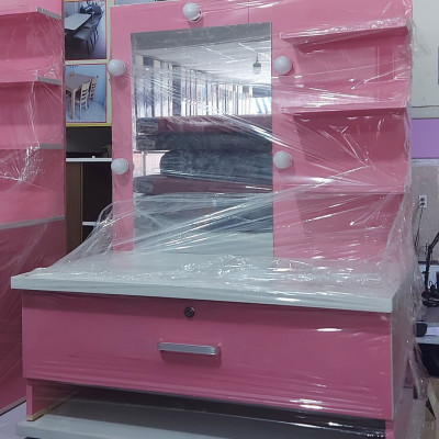 Bàn trang điểm ngồi bệt Tundo màu hồng ngang 80 cm x cao 100 cm x sâu 42 cm