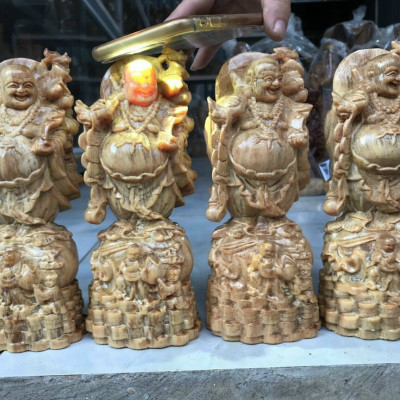 Tượng phật di lặc gánh tiền vàng bằng gỗ huyết long kt cao 20cm