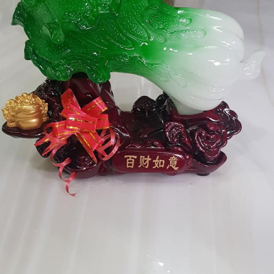 Tượng Bắp Cải Phong Thuỷ Xanh tươi hy vọng Cóc vàng ngậm tiền hút tài lộc của cải vào trên đế gỗ size vừa gọn đẹp lắm Dài 20cm x Cao 18cm x Sâu 9cm Anh Chị trưng phòng khách nhất , công ty, cửa hàng , quà biếu tặng dịp lễ tết, bàn làm việc, bàn thần tài ạ