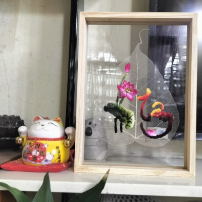 Tranh thêu tay trên lá bồ đề Sinh Dược, tranh thêu chữ TÂM thư pháp kèm khung gỗ - Tranh lưu niệm, quà tặng để bàn, Xương lá bồ đề thêu hoa /Handmade Embroidered art on Bodhi leaf
