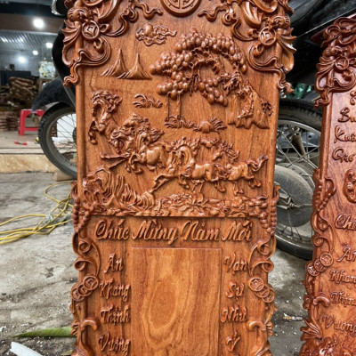 Đốc lịch treo tường khắc mã đáo thành công bằng gỗ hương đá kt 80×40×3cm