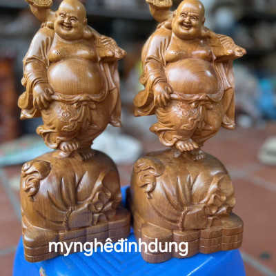 Tượng phật di lặc gánh tải vàng  bằng gỗ bách xanh thơm nức cao 30x12x12cm 