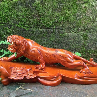 Tượng con hổ chúa tể sơn lâm bằng gỗ hương kt 50×20×12cm
