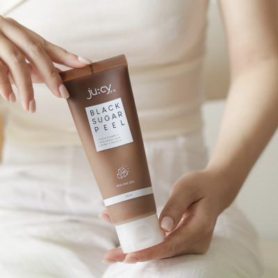 Tẩy da chết đường nâu Ju:cy Black Sugar Peel 120ml