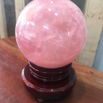 Trái Bi Phong Thủy To Đá Thạch Anh Hồng Tự Nhiên Đế Gỗ nhung đẹp tài Lộc nặng 2,8kg Cả Đế size Cao 19cm x đk 12cm Hợp Anh Chị Mệnh Hỏa mệnh Thổ đặt trên bàn nhà , công ty, cửa hàng, bàn thờ Thần Tài may mắn ạ