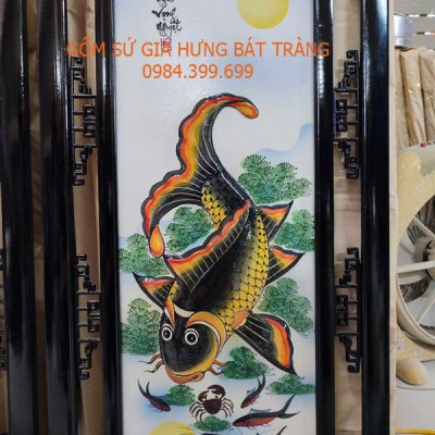 Tranh vẽ cá chép trông trăng gốm sứ Bát Tràng