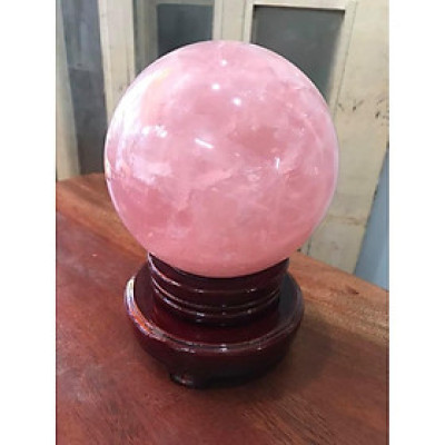 Trái Bi Phong Thủy To Đá Thạch Anh Hồng Tự Nhiên Đế Gỗ nhung đẹp tài Lộc nặng 2,8kg Cả Đế size Cao 19cm x đk 12cm Hợp Anh Chị Mệnh Hỏa mệnh Thổ đặt trên bàn nhà , công ty, cửa hàng, bàn thờ Thần Tài may mắn ạ