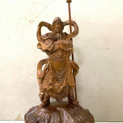 Tượng quan công trấn ải bằng gỗ bách xanh thơm nức kt cao 24×12×7cm 