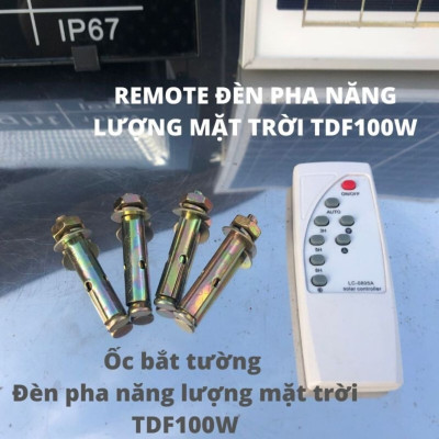 Đèn pha năng lượng mặt trời chống thấm nước IP67 100W. Có sensor cảm ứng sáng tối, tự động bật tắt, chống nước, độ sáng tương đương 100W. An tooàn. Dễ dàng lắp đặt. Không dùng điện