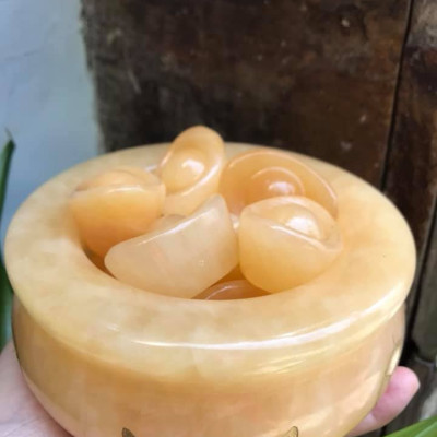 Bát Tụ Bảo Thố Tụ Tài Size Trung 13cm Cao 6,5cm Đá Ngọc Hoàng Long gồm 10 Thỏi Vàng Nặng 1,7kg Hợp Anh Chị mệnh Kim Thổ Thủy để bàn làm việc hay bàn thờ Thần Tài may mắn ạ