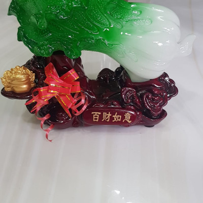 Tượng Bắp Cải Phong Thuỷ Xanh tươi hy vọng Cóc vàng ngậm tiền hút tài lộc của cải vào trên đế gỗ size vừa gọn đẹp lắm Dài 20cm x Cao 18cm x Sâu 9cm Anh Chị trưng phòng khách nhất , công ty, cửa hàng , quà biếu tặng dịp lễ tết, bàn làm việc, bàn thần tài ạ