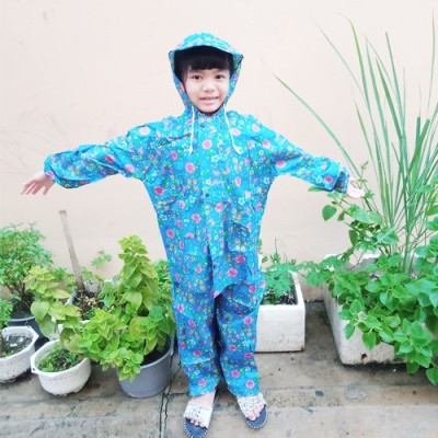 Quần áo mưa trẻ em từ 6 - 8 tuổi họa tiết hoạt hình , xinh xắn , vải dù chống thấm , có túi đựng dễ thương , giao màu ngẫu nhiên
