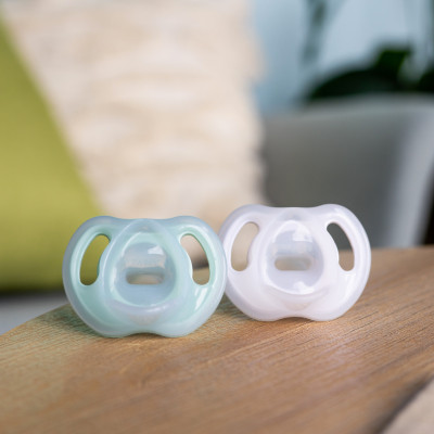 Ty ngậm silicon siêu nhẹ cho bé Tommee Tippee Ultra Light 0-6, 6-18 tháng (vỉ đôi, tách lẻ)