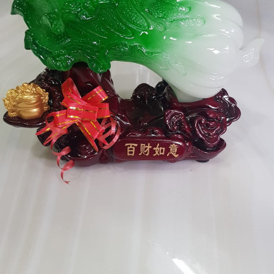 Tượng Bắp Cải Phong Thuỷ Xanh tươi hy vọng Cóc vàng ngậm tiền hút tài lộc của cải vào trên đế gỗ size vừa gọn đẹp lắm Dài 20cm x Cao 18cm x Sâu 9cm Anh Chị trưng phòng khách nhất , công ty, cửa hàng , quà biếu tặng dịp lễ tết, bàn làm việc, bàn thần tài ạ