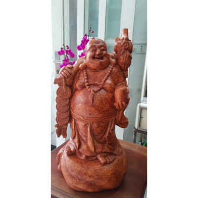 Tượng Di Lặc Gỗ Đứng Bao Tiền To Cười Vui Tay Cầm Thỏi Vàng Cành Đào Dây Đồng Tiền Ngũ Phúc May Mắn Size Cao 60cm x đk 30cm x sâu 30cm Trưng phòng khách đẹp ạ