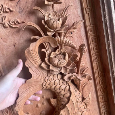 Cặp tranh lý ngư vọng nguyệt bằng gỗ hương đá đục kênh bong sắc nét đẹp long lanh kt 135×47×7cm