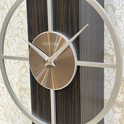 Đồng hồ Rhythm CMJ598UR02- Kt 23.5 x 58.0 x 8.5cm, 1.31kg. Vỏ gỗ, dùng PIN.