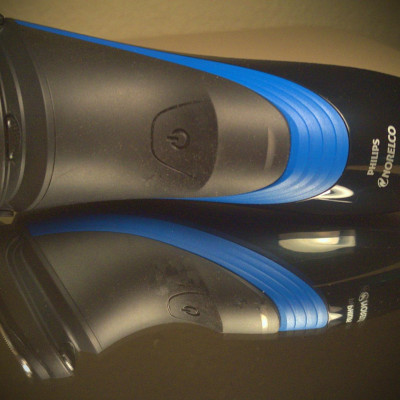 Máy cạo râu ba lưỡi tròn khô và ướt 2 trong 1 Philips Norelco S1560/81 Shaver 2100, thiết kế cả lưỡi cạo thẳng phần lưng máy- Hàng chính hãng