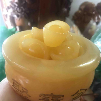 Bát Tụ Bảo Thố Tụ Tài Đá Ngọc Hoàng Long Vàng 10cm gồm 10 viên thỏi vàng có ý nghĩa trong việc tăng tài vận mệnh KIM,THỔ,THUỶ ạ
