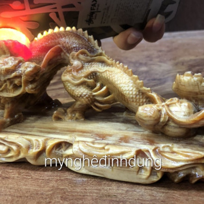 Tượng con rồng phong thủy cầu tài lộc bằng gỗ huyết long kt 20×10×8cm