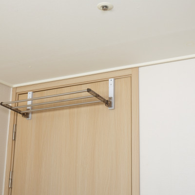 Giá treo quần áo sau cửa không cần khoan Wellex MH600(DR25) hạ 25cm