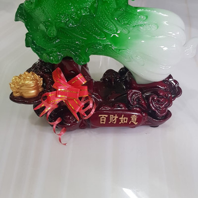 Tượng Bắp Cải Phong Thuỷ Xanh tươi hy vọng Cóc vàng ngậm tiền hút tài lộc của cải vào trên đế gỗ size vừa gọn đẹp lắm Dài 20cm x Cao 18cm x Sâu 9cm Anh Chị trưng phòng khách nhất , công ty, cửa hàng , quà biếu tặng dịp lễ tết, bàn làm việc, bàn thần tài ạ