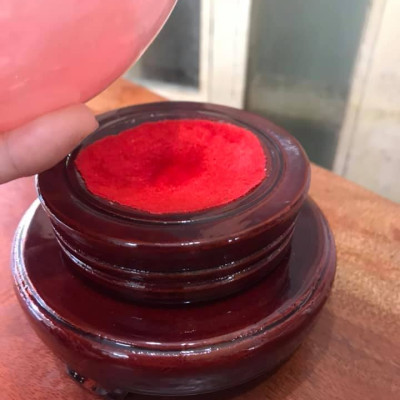 Trái Bi Phong Thủy To Đá Thạch Anh Hồng Tự Nhiên Đế Gỗ nhung đẹp tài Lộc nặng 2,8kg Cả Đế size Cao 19cm x đk 12cm Hợp Anh Chị Mệnh Hỏa mệnh Thổ đặt trên bàn nhà , công ty, cửa hàng, bàn thờ Thần Tài may mắn ạ