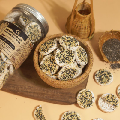 Snack gạo lứt phủ mè hạt chia GUfoods - Topping béo bùi giòn rụm, Tiện lợi, Giàu chất xơ, Eat clean, Thuần chay
