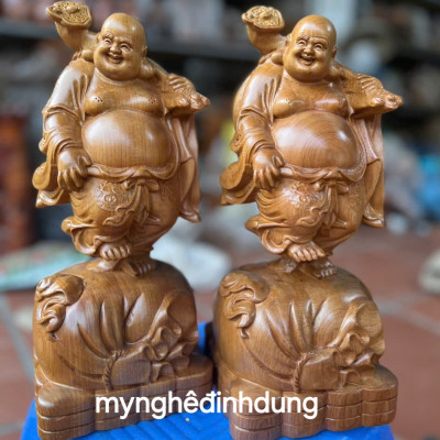 Tượng phật di lặc gánh tải vàng  bằng gỗ bách xanh thơm nức cao 30x12x12cm 