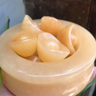 Bát Tụ Bảo Thố Tụ Tài Size Trung 13cm Cao 6,5cm Đá Ngọc Hoàng Long gồm 10 Thỏi Vàng Nặng 1,7kg Hợp Anh Chị mệnh Kim Thổ Thủy để bàn làm việc hay bàn thờ Thần Tài may mắn ạ