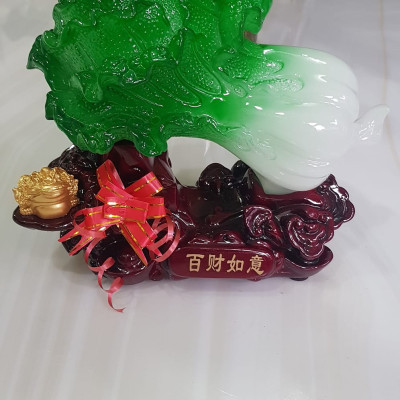 Tượng Bắp Cải Phong Thuỷ Xanh tươi hy vọng Cóc vàng ngậm tiền hút tài lộc của cải vào trên đế gỗ size vừa gọn đẹp lắm Dài 20cm x Cao 18cm x Sâu 9cm Anh Chị trưng phòng khách nhất , công ty, cửa hàng , quà biếu tặng dịp lễ tết, bàn làm việc, bàn thần tài ạ