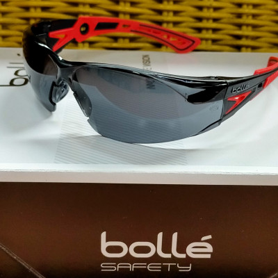 KÍNH BẢO HỘ BOLLÉ RUSH PLUS TRÒNG TRONG HOẶC XÁM KHÓI, Lớp phủ Platinum chống xước và sương mù, Bảo vệ 99,9% tia UVA / UVB