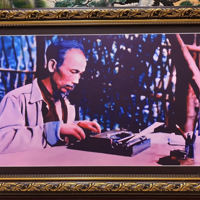 Tranh ảnh Bác Hồ ngồi đánh máy - IN163