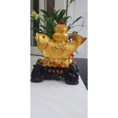 Tượng Cá Chép Phong Thuỷ Vàng to cưỡi Hủ Vàng to Châu Đỏ đỏ May Mắn Tài Lộc trên lưng đế gỗ có 2 cá chép nhỏ ở dưới Cao 36cm x Ngang 24cm x Sâu 15cm mệnh Kim mệnh Thổ mệnh Thuỷ Trưng phòng khách nhà, công ty, quà biếu tặng ý nghĩa ạ