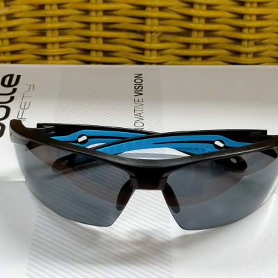 KÍNH BẢO HỘ BOLLE TRYON, Lớp phủ Platinum có khả năng chống xước cao, chống lại các hóa chất mạnh nhất và làm chậm sự xuất hiện của sương mù.  Bảo vệ 99,9% tia UVA/UVB